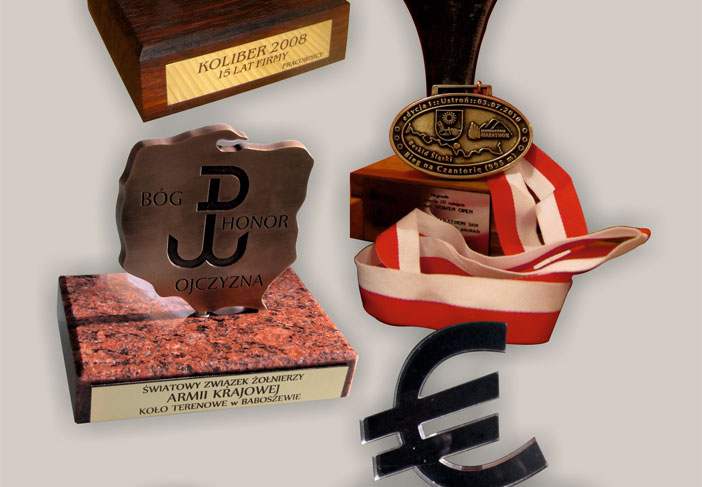 litery metalowe, medaliony, statuetki, tablice pami�tkowe, klamry, odznaki
