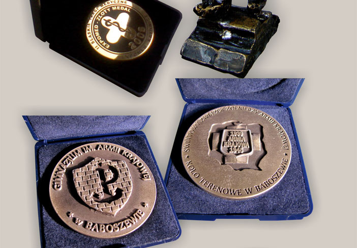 litery metalowe, medaliony, statuetki, tablice pami�tkowe, klamry, odznaki