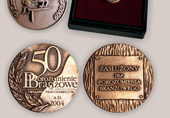 litery metalowe, medaliony, statuetki, tablice pami�tkowe, klamry, odznaki